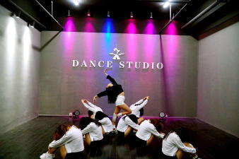 廣州轉(zhuǎn)折職業(yè)舞蹈教練培訓(xùn)_爵士舞教練_鋼管舞教練