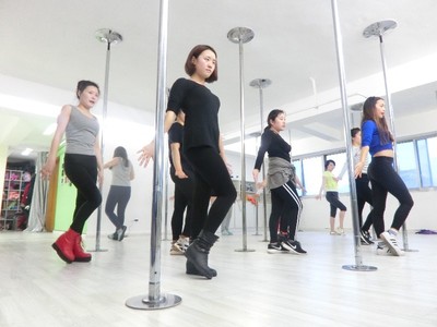 桐梓林鋼管舞培訓(xùn)學(xué)校-包住宿_成都文體培訓(xùn)_成都列表網(wǎng)