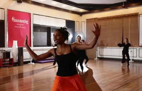 學(xué)校門前跳鋼管舞 這培訓(xùn)機(jī)構(gòu)到底想干啥