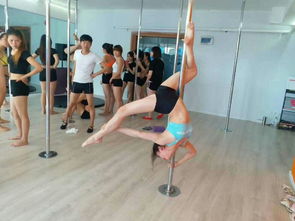 聚星鋼管舞學(xué)校 新都鋼管舞演出、35天就業(yè)、90天考證的專(zhuān)業(yè)之路