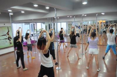 湖南長沙專業鋼管舞培訓機構，歡迎來電咨詢與洽談